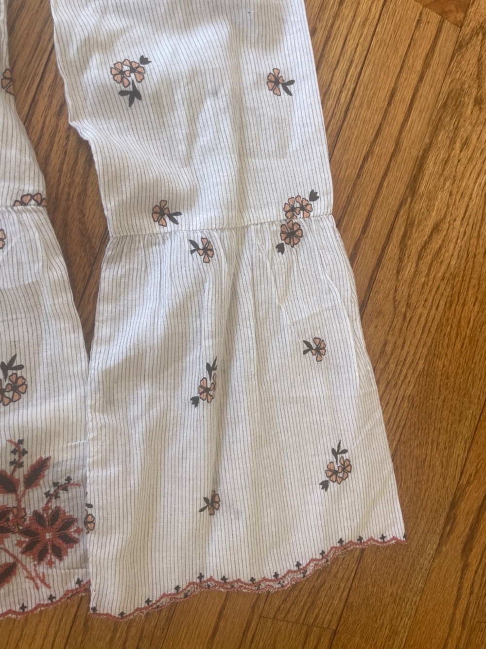 VELVET by Graham & Spencer White Floral Embroidered Peasant Boho Top Blouse - Picture 7 of 9